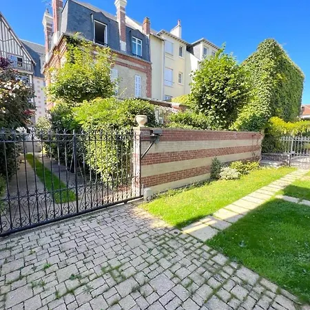 Villa Secret Brick Garden - Plein Centre - 7 Personnes - Jardin - Parking Deauville