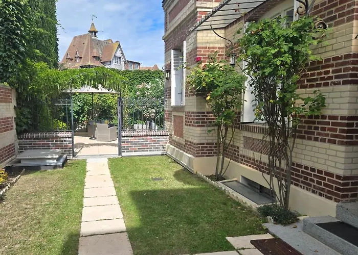 Secret Brick Garden - Plein Centre - 7 Personnes - Jardin - Parking * Deauville